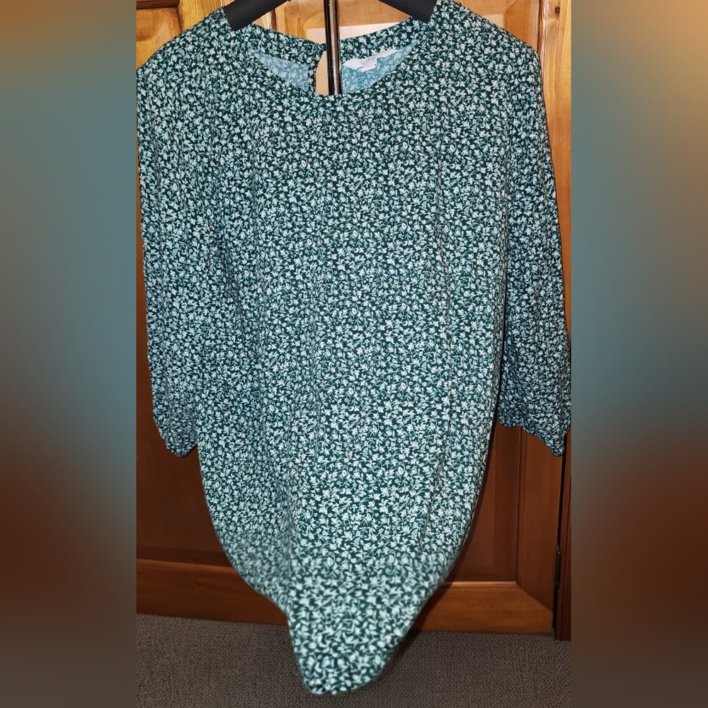 Croft & Barrow Green and White Floral Blouse